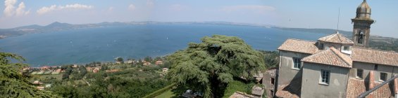 Panorama sul lago di Bracciano
dagli spalti del castello
Orsini-Odescalchi
(21067 bytes)